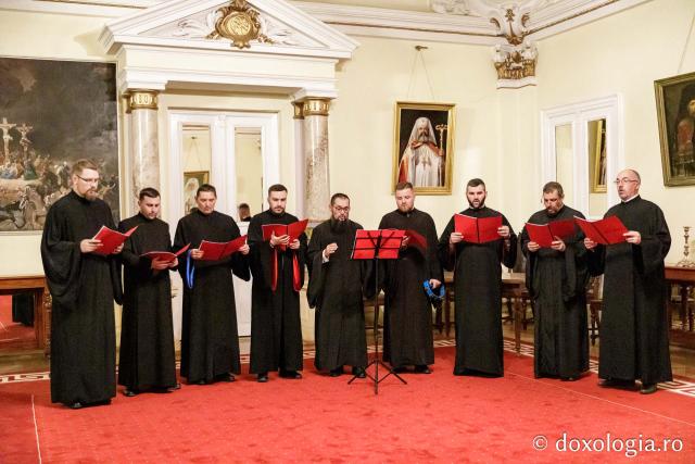 (Foto) Corul cântăreților bisericești „Roman Melodul” din Protopopiatul Săveni – Colindători la Reședința Mitropolitană 2024