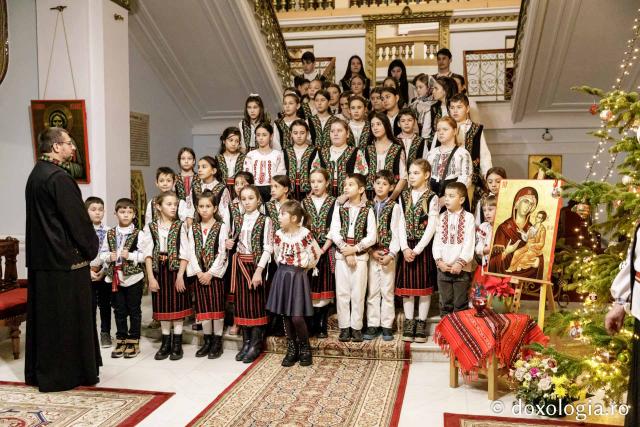 (Foto) Corul de copii și corul de gospodari din parohia Cozmești – Colindători la Reședința Mitropolitană 2024