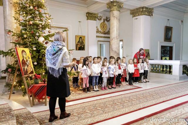 (Foto) Grădinița Miroslava, grupa mijlocie – Colindători la Reședința Mitropolitană 2024