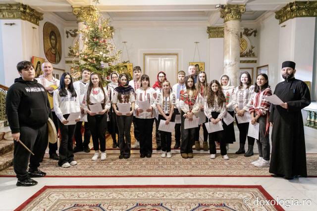 (Foto) Școala „Anastasie Barbu” din satul Tabăra, comuna Bivolari – Colindători la Reședința Mitropolitană 2024