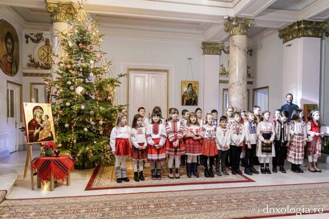 (Foto) Școala Gimnazială „Alexandru cel Bun” din Iași – Colindători la Reședința Mitropolitană 2024