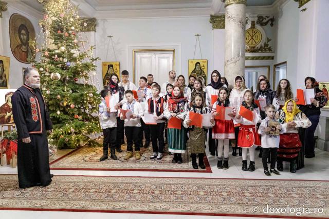 (Foto) Parohia „Adormirea Maicii Domnului” din satul Brătești – Colindători la Reședința Mitropolitană 2024