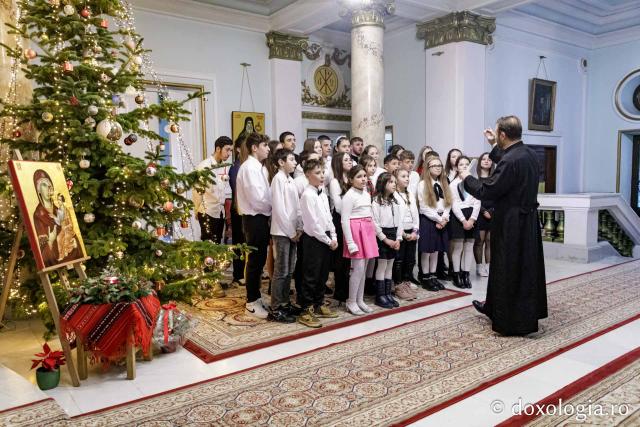 (Foto) Parohia Movileni – Colindători la Reședința Mitropolitană 2024