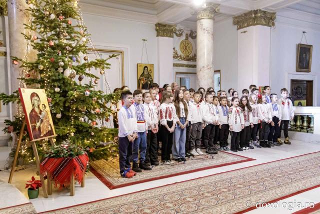 (Foto) Școala „Gheorghe Asachi”, Iași, clasele a 2-a și a 3-a – Colindători la Reședința Mitropolitană 2024
