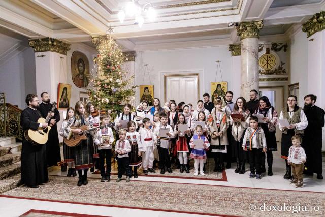 (Foto) Diaconii catedralei mitropolitane – Colindători la Reședința Mitropolitană 2024
