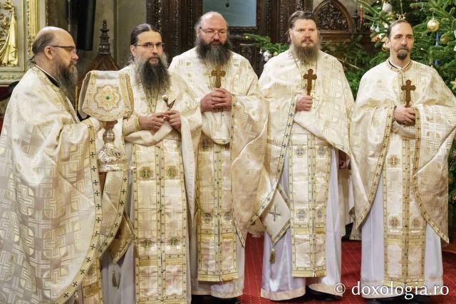 Preasfințitul Părinte Paisie Sinaitul a slujit la Catedrala Mitropolitană din Iași