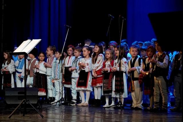 (Video) Bucuria Nașterii Domnului la Gala de Crăciun a Liceului „Varlaam Mitropolitul”