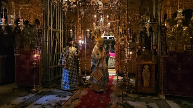 Muntele Athos: PS Macarie a slujit la Mănăstirea Dohiariu și i-a pomenit, la vechiul hram, pe voievozii ctitori români