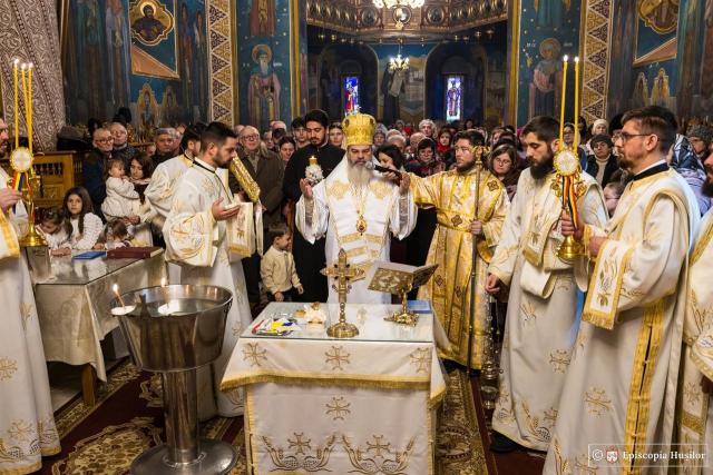 Sfânta Liturghie baptismală la Catedrala Episcopală din Huși