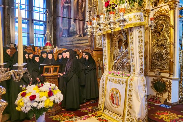 Slujire arhierească la Mănăstirea Agapia cu ocazia Nașterii Domnului