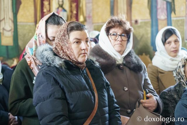 Credincioșii din Parohia Bahluiu, în rugăciune alături de Preasfințitul Nichifor Botoșăneanul