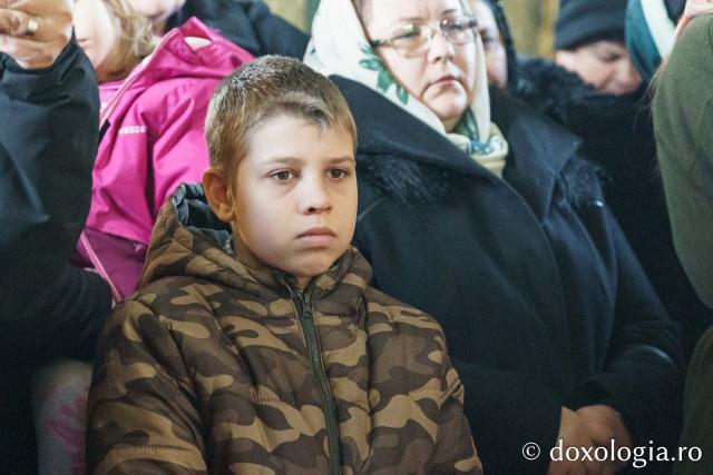 Credincioșii din Parohia Bahluiu, în rugăciune alături de Preasfințitul Nichifor Botoșăneanul