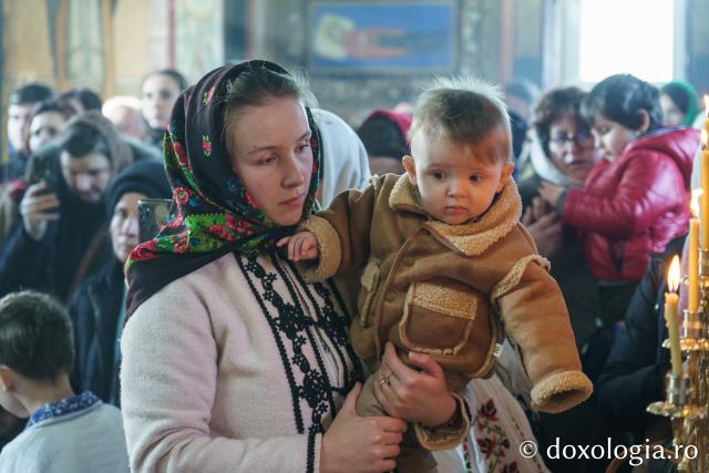 Credincioșii din Parohia Bahluiu, în rugăciune alături de Preasfințitul Nichifor Botoșăneanul