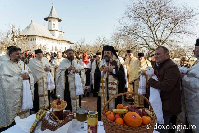 Slujire arhierească la Capela „Sfântul Spiridon” din cadrul Căminului de bătrâni Leorda