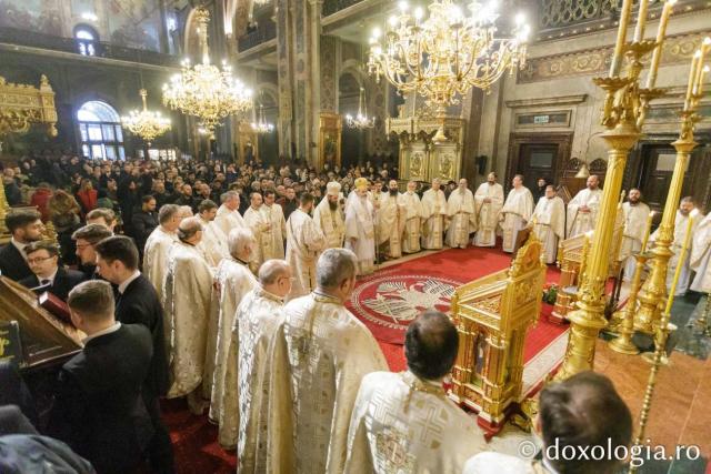 (Video) Sfinții Trei Ierarhi, ocrotitorii învățământului teologic ortodox, cinstiți la Catedrala Mitropolitană din Iași