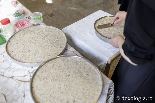 pregatirea colivei la Manastirea Agapia