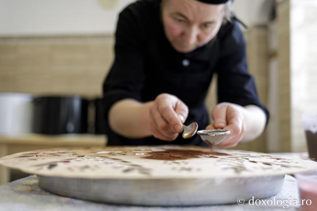 pregatirea colivei la Manastirea Agapia
