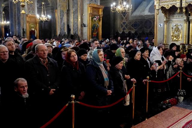 Bucuria tinerilor la hramul Catedralei Mitropolitane: „Să aleg să fiu sincer cu mine, cu alții și cu Dumnezeu”