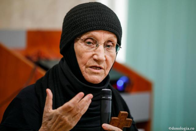 (Video) Maica Siluana: Despre grabă și împrăștiere. Unde ne grăbim? Despre gânduri. De unde ne vin gândurile?