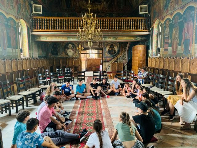 Seminare de formare pentru voluntarii din tabere: „Un tânăr educat, un om mai bogat!”