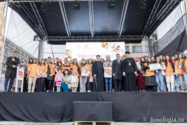 „Marșul pentru viață” de la Iași a adunat aproximativ 3.500 de participanți