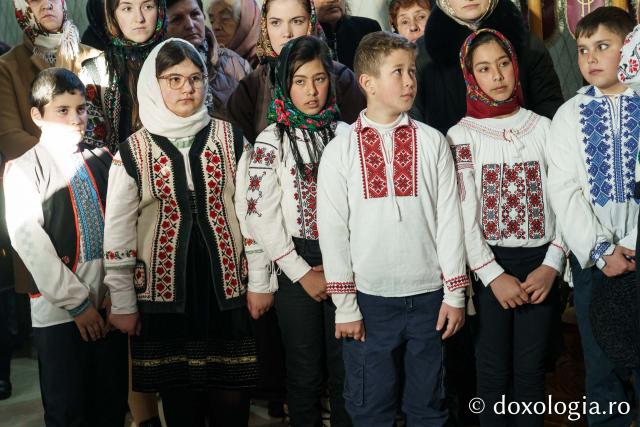 Binecuvântare arhierească la Parohia Boiștea: IPS Teofan a săvârșit Sfânta Liturghie și a sfințit noul ansamblu parohial