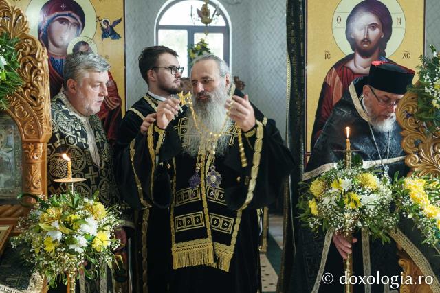 Binecuvântare arhierească la Parohia Boiștea: IPS Teofan a săvârșit Sfânta Liturghie și a sfințit noul ansamblu parohial