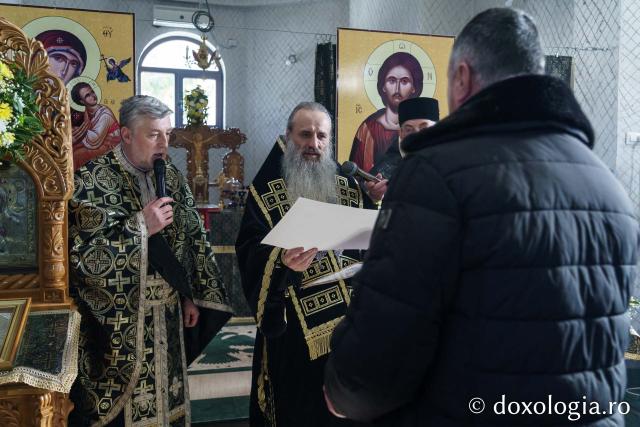 Binecuvântare arhierească la Parohia Boiștea: IPS Teofan a săvârșit Sfânta Liturghie și a sfințit noul ansamblu parohial