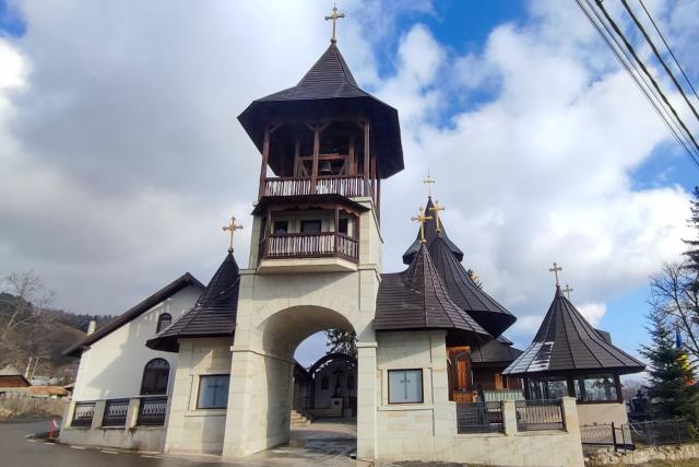 Binecuvântare arhierească la Parohia Boiștea: IPS Teofan a săvârșit Sfânta Liturghie și a sfințit noul ansamblu parohial