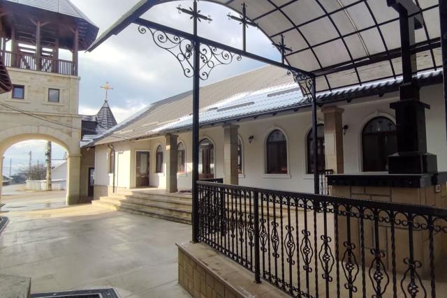 Binecuvântare arhierească la Parohia Boiștea: IPS Teofan a săvârșit Sfânta Liturghie și a sfințit noul ansamblu parohial