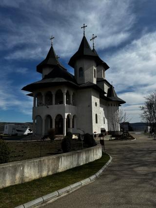 Pelerinaj și slujire – pași spre libertate: deținuți implicați în pregătirea hramului Mănăstirii Movilă lui Burcel
