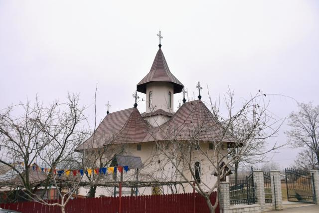 Zi de sărbătoare pentru credincioșii din satele Iacobeni și Broșteni: comunitatea are un nou paroh