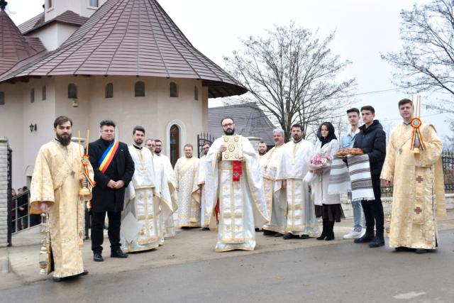 Zi de sărbătoare pentru credincioșii din satele Iacobeni și Broșteni: comunitatea are un nou paroh