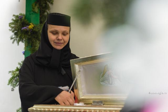 maică zâmbind