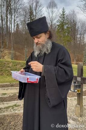 Cum am aprins 149 de candele în cimitirul Sihăstriei și un adevăr cutremurător: „Viața noastră începe Dincolo, tată!”