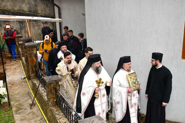 Osemintele Sfântului Cuvios Calistrat, deshumate la Mănăstirea Vasiova