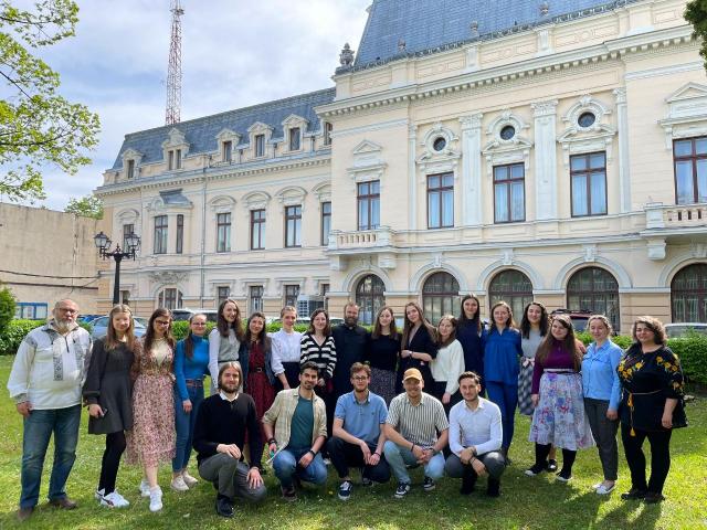 Seminarele de formare pentru tinerii din Arhiepiscopia Iașilor „Un copil educat, un om mai câștigat”