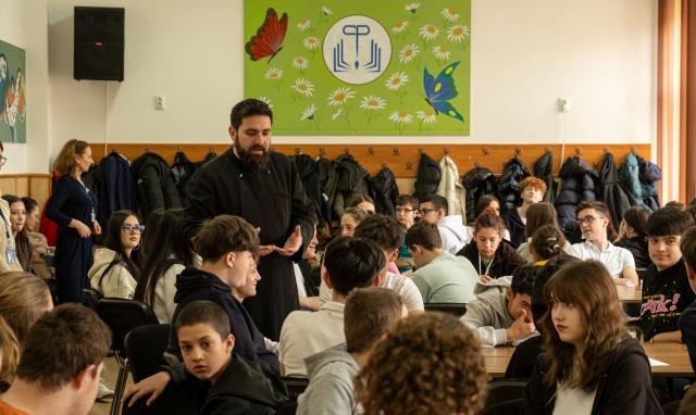 Elevii Liceului Varlaam Mitropolitul din Iași au trăit bucuria dăruirii alături de copiii de la Școala Gimnazială Specială „C. Păunescu”