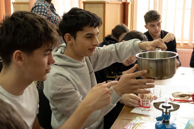 Elevii Liceului Varlaam Mitropolitul din Iași au trăit bucuria dăruirii alături de copiii de la Școala Gimnazială Specială „C. Păunescu”