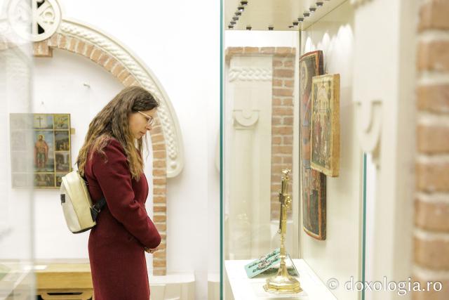 Muzeul Mitropolitan din Iași a inaugurat expoziția „Crucii Tale ne închinăm, Stăpâne, și sfântă Învierea Ta o lăudăm și o slăvim”