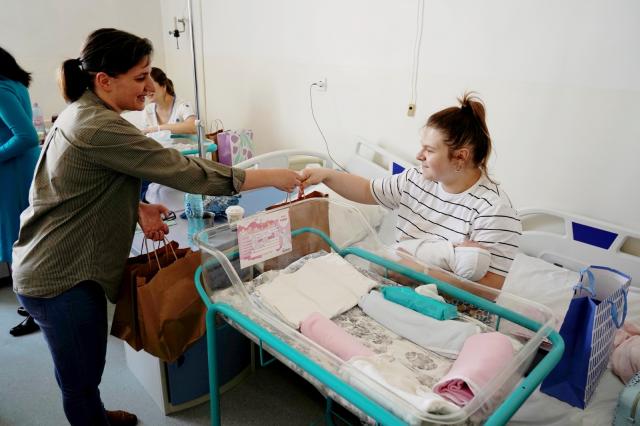 Daruri și mărțișoare pentru mamele și medicii Maternității „Elena Doamna” din Iași