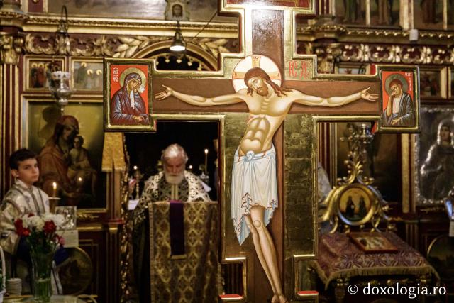 Denia celor 12 Evanghelii la Biserica „Sfânta Cuvioasă Parascheva” din Iași