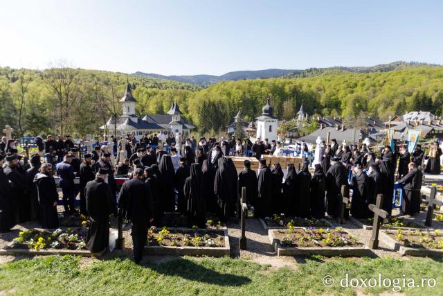 Au fost deshumate moaştele Sfinților Cuvioși Cleopa și Paisie