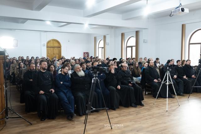 Conferință la Biserica Vovidenia din Botoșani: „Virtuțile care ne duc în Rai se învață în Biserică”