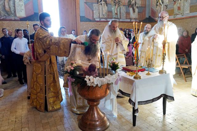 Liturghie baptismală și hirotonie de diacon, în a treia zi de Paște, la Parohia „Sfântul Maxim Mărturisitorul” Copou – Iași