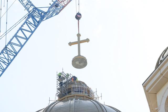 O cruce de 7 tone a fost așezată pe turla mare a Catedralei Naționale, la o înălțime de aproximativ 130 de metri, în cursul zilei de marți