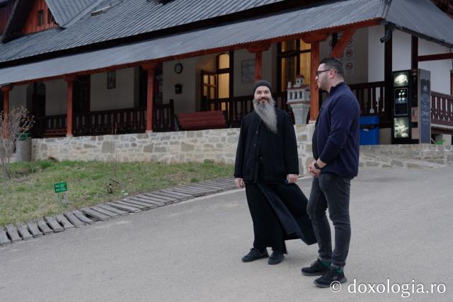 Corporatist în slujba pelerinilor: Părintele Melchisedec, arhondarul Sihăstriei și... contabilul liniștii