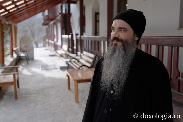 Corporatist în slujba pelerinilor: Părintele Melchisedec, arhondarul Sihăstriei și... contabilul liniștii