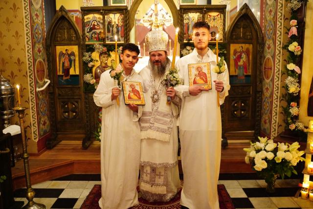 Episcopul Macarie alături de doi tineri scandinavi