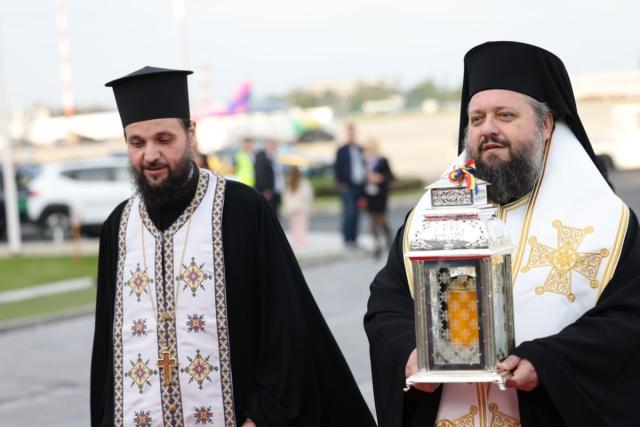 Sfânta Lumină de la Ierusalim a ajuns în România. Un dar al Învierii pentru întreaga țară